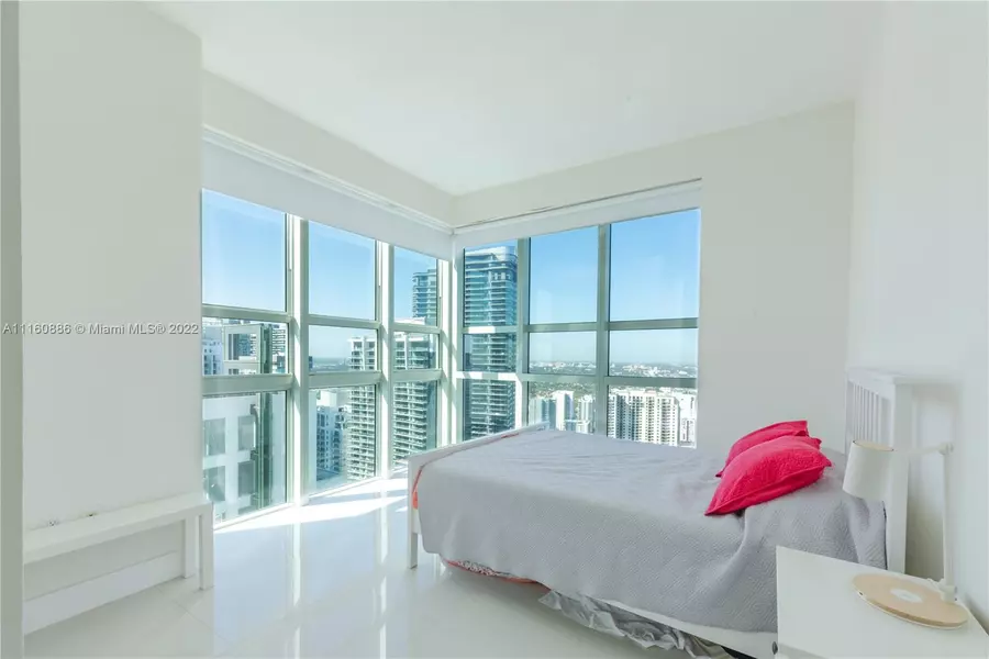 950 Brickell Bay Dr #4801, Miami, FL 33131