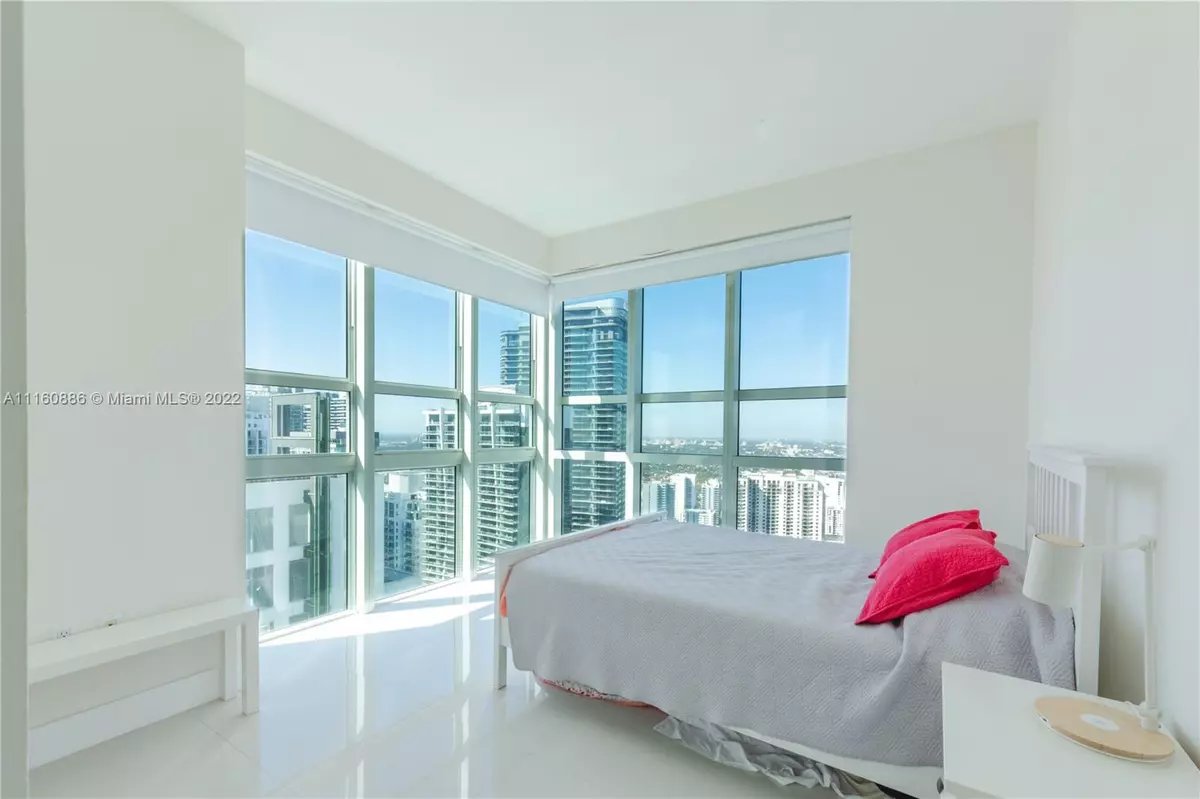 Miami, FL 33131,950 Brickell Bay Dr #4801