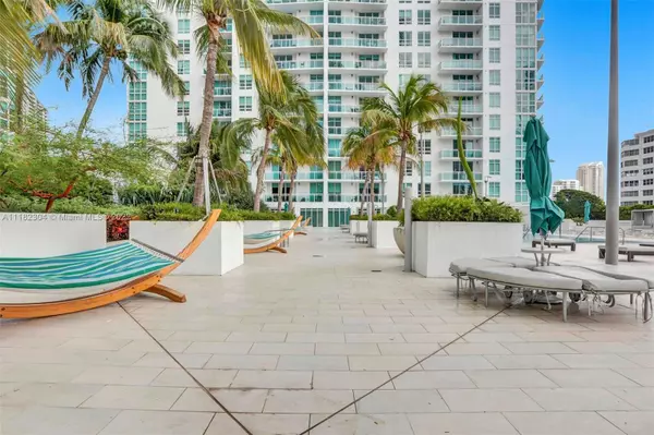 Miami, FL 33131,951 Brickell Ave #2807