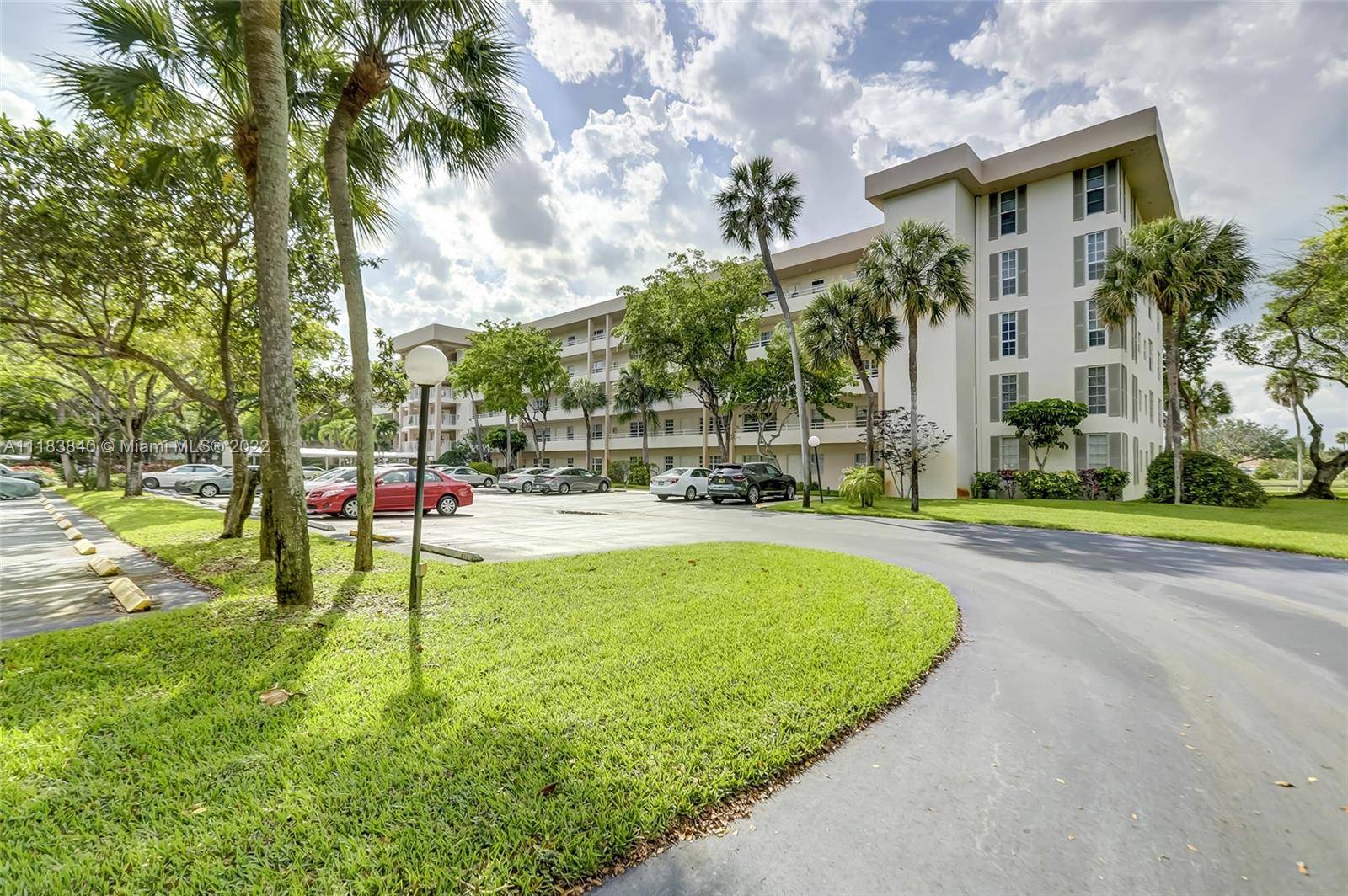 3970 Oaks Clubhouse Dr #202, Pompano Beach, FL 33069