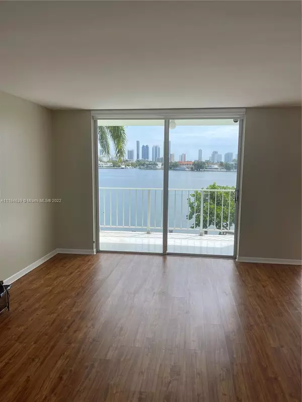 North Miami Beach, FL 33160,16558 NE 26th Ave #3D