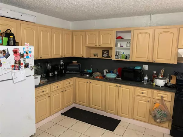 Hialeah, FL 33014,1335 W 68th St #206