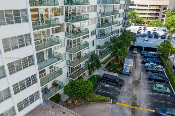 Miami, FL 33131,1408 Brickell Bay Dr #215