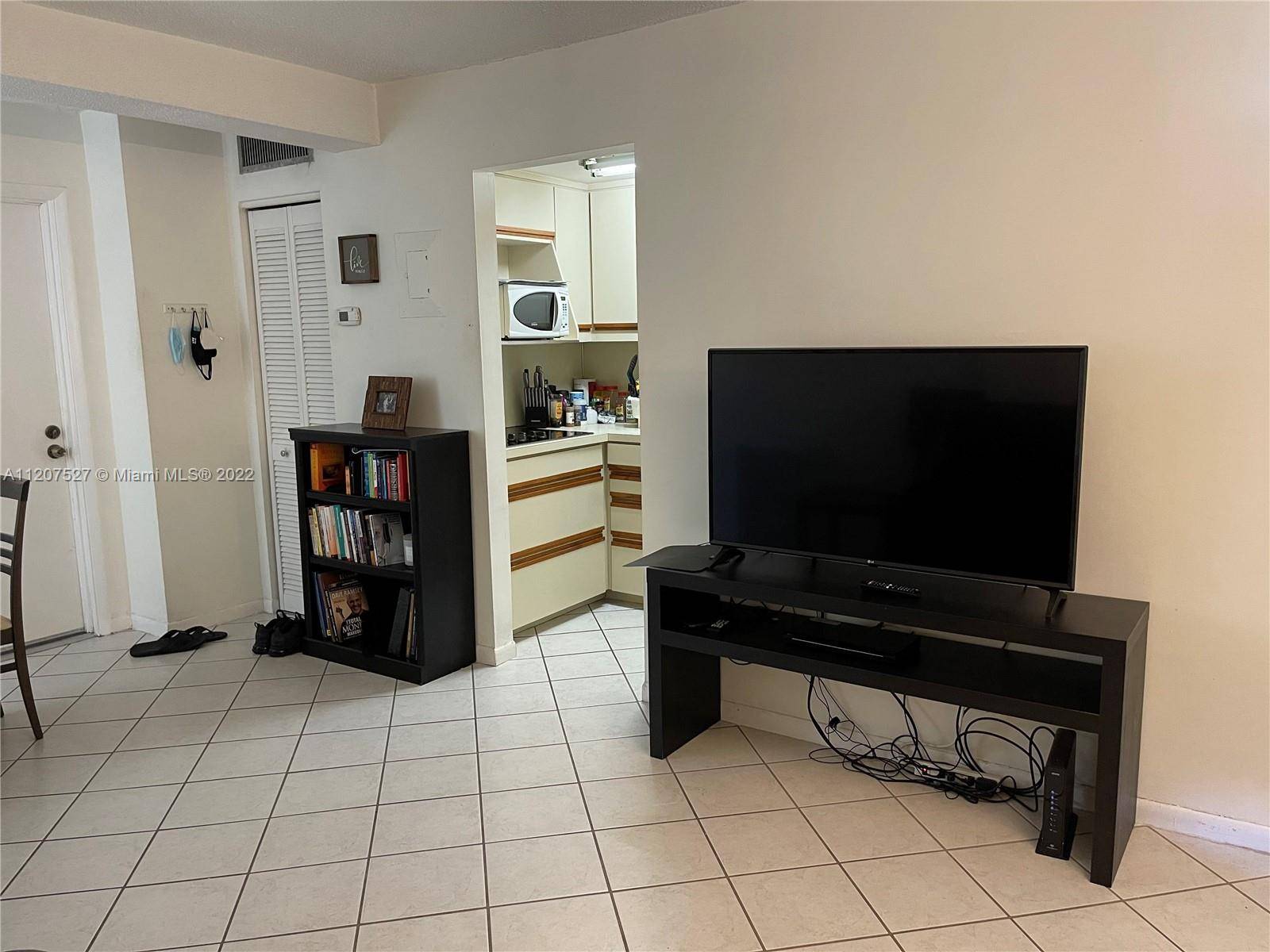 Hallandale Beach, FL 33009,2420 Diana Dr #203