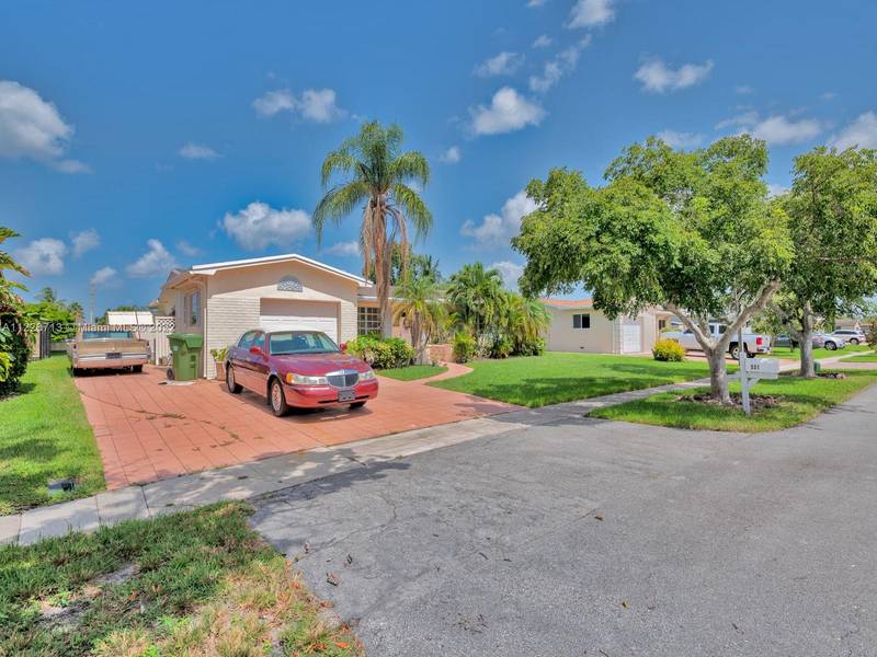 531 NW 93rd Ave, Pembroke Pines, FL 33024