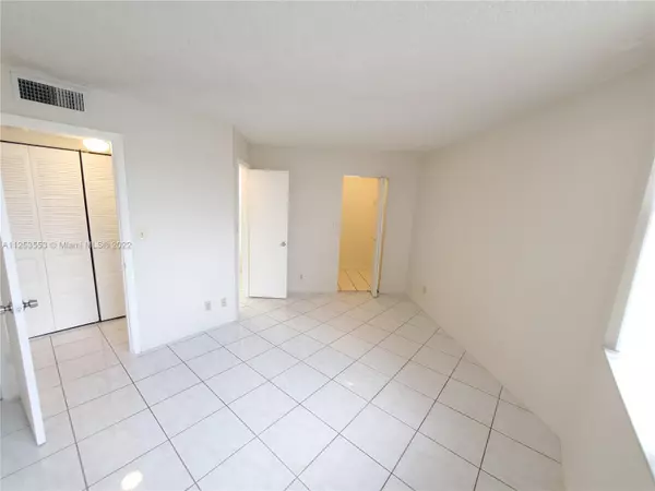 Oakland Park, FL 33309,216 Lake Pointe Dr #222
