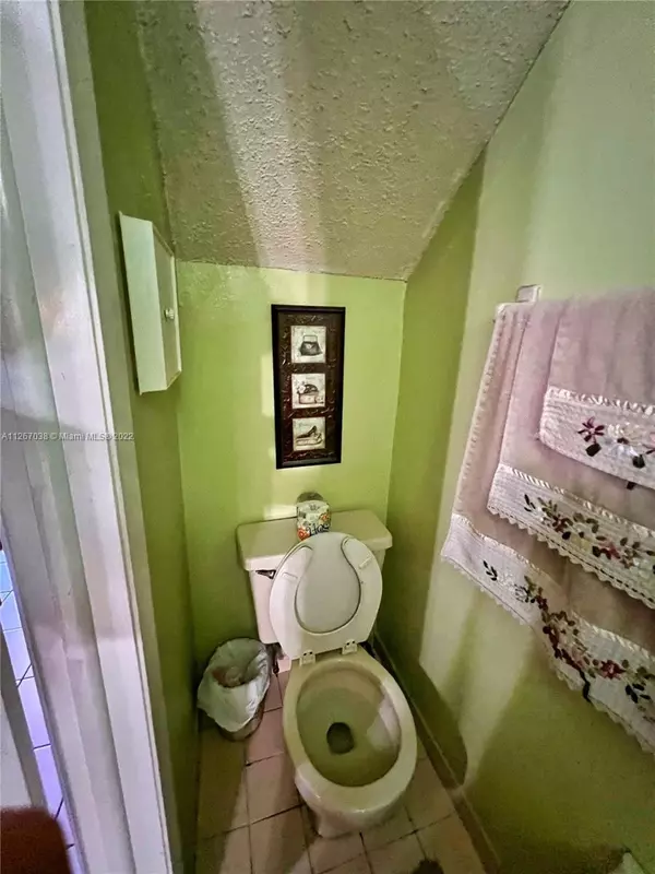 Hialeah, FL 33016,5370 W 23rd Ct #17-7