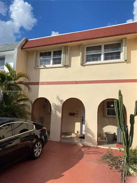 1855 W 73rd Pl, Hialeah, FL 33014