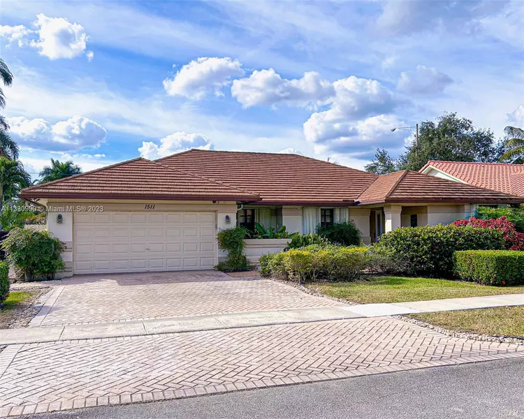 1511 W Oak Knoll Cir, Davie, FL 33324