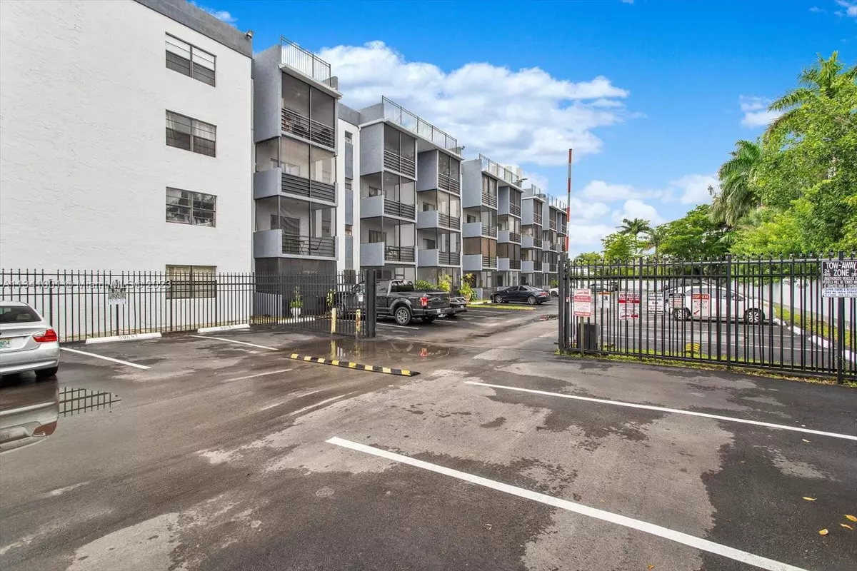 North Miami, FL 33161,13500 NE 3rd Ct #325