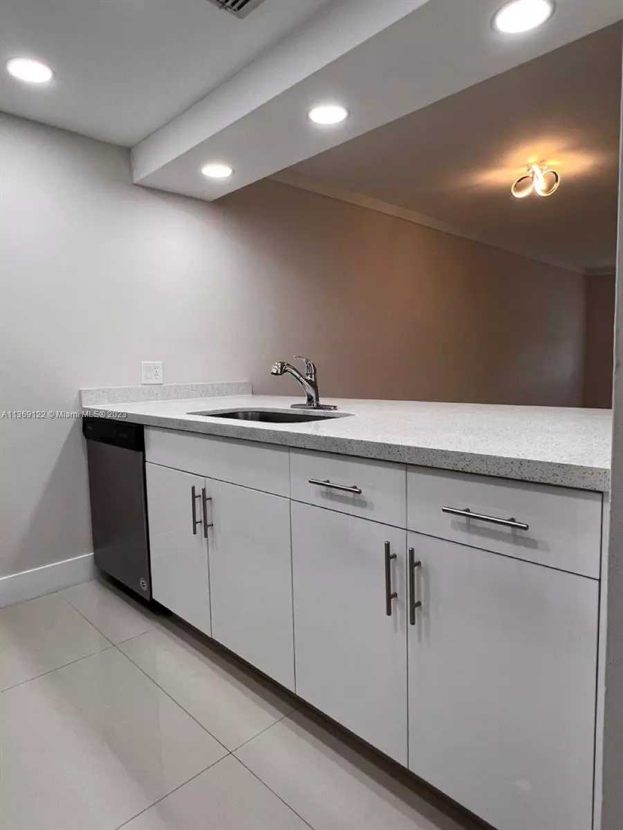 Doral, FL 33166,8160 Geneva Way #203