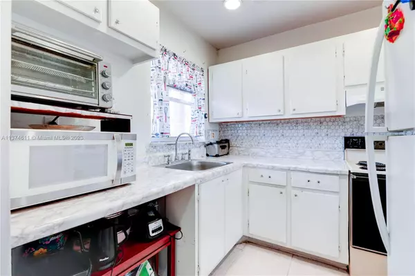 Sunrise, FL 33322,8060 N Sunrise Lakes Dr #308