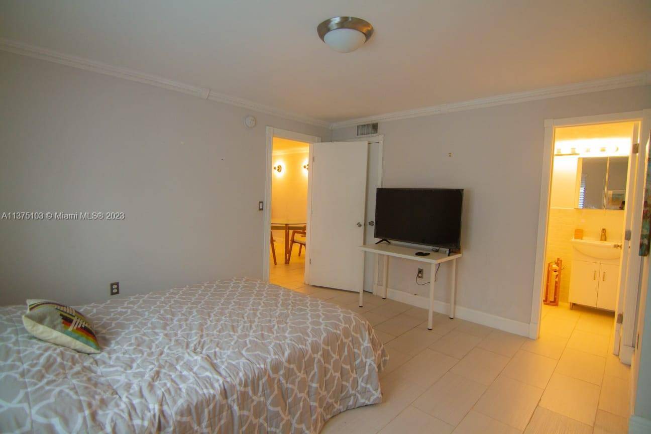 Miami Beach, FL 33139,753 Michigan Ave #2C