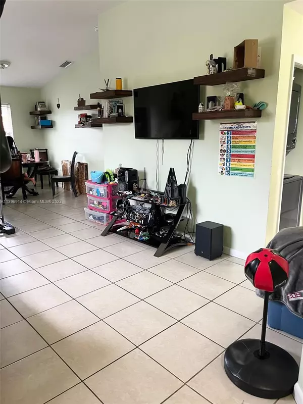 Homestead, FL 33033,945 NE 33rd Ter #201