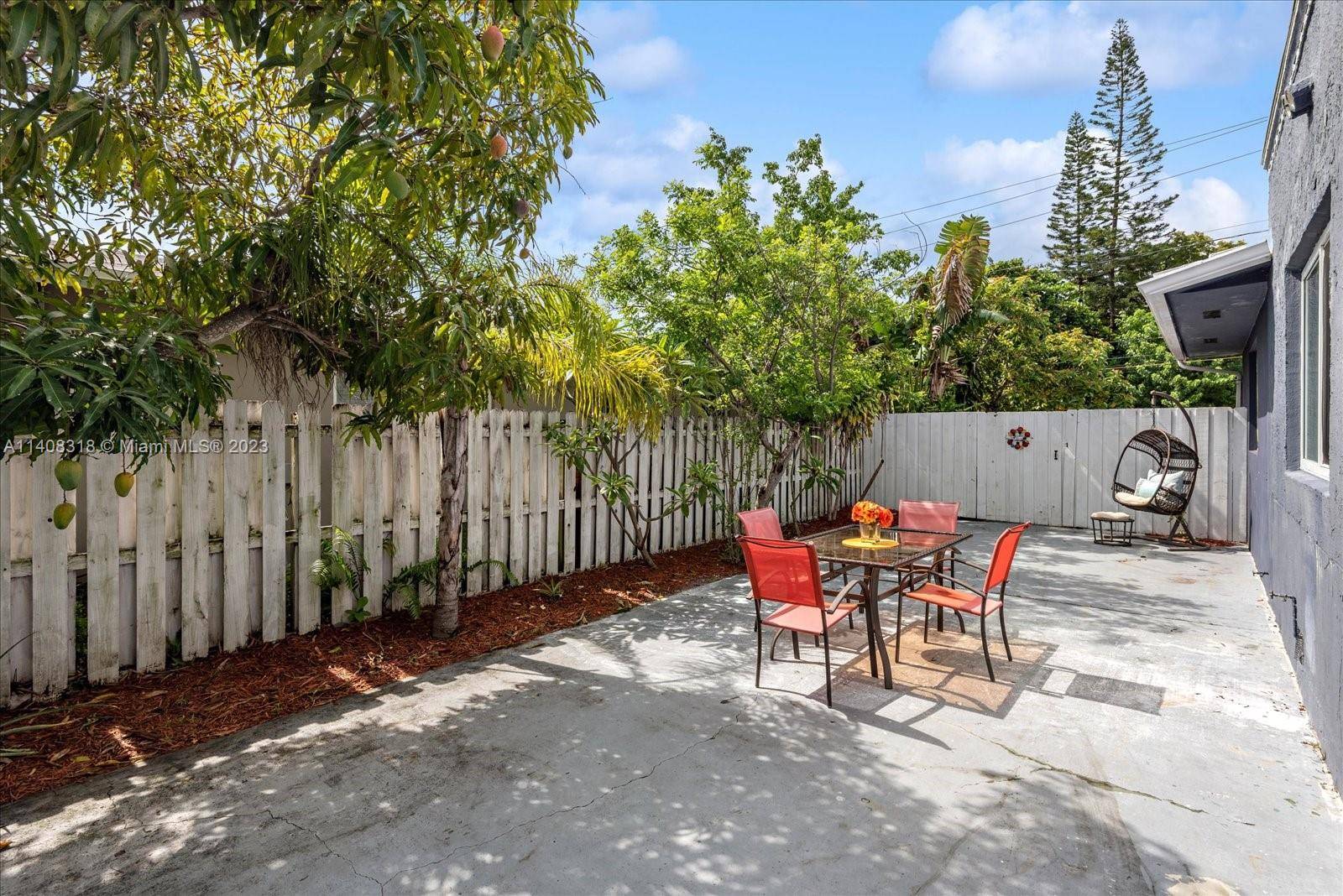 Dania Beach, FL 33004,24 SE 6th St