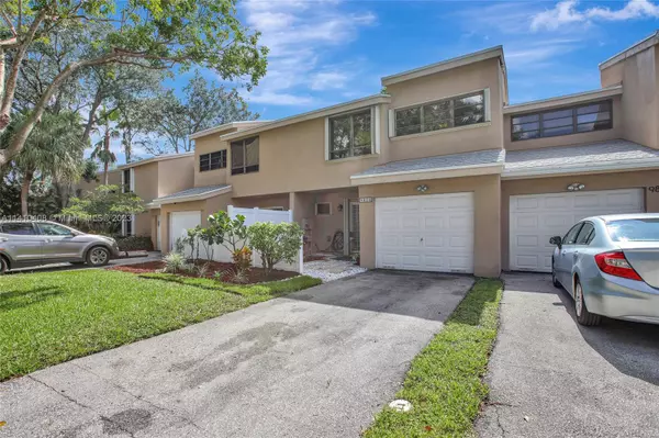 Plantation, FL 33324,9894 Fairway Cove Ln