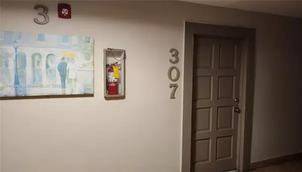 North Miami, FL 33181,1801 NE 140th St #307