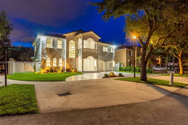 8521 NW 162nd St, Miami Lakes, FL 33016