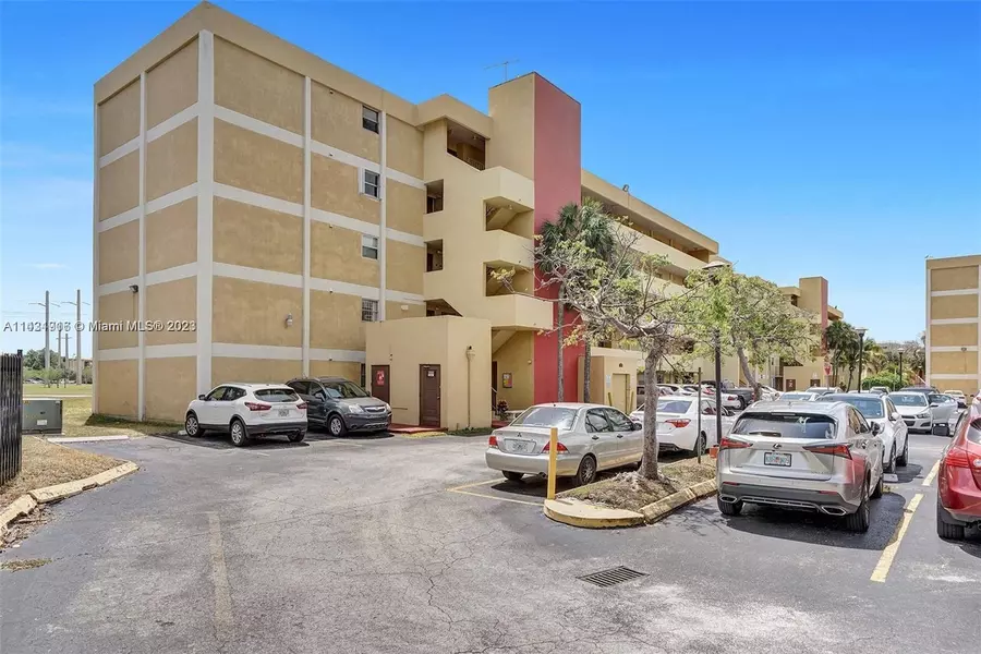 9170 Fontainebleau Blvd #401, Miami, FL 33172