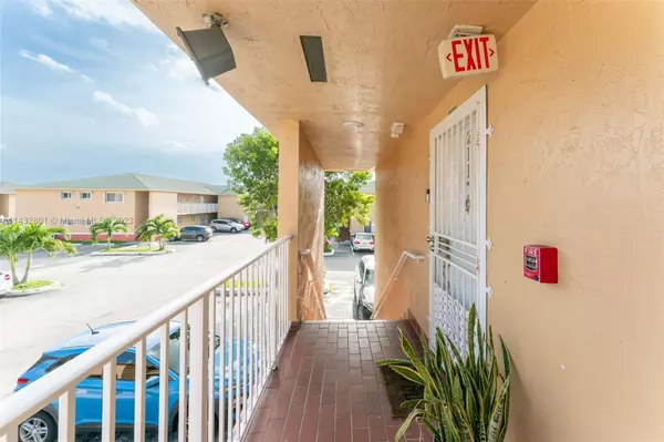 Hialeah Gardens, FL 33018,7965 W 30th Ct #211