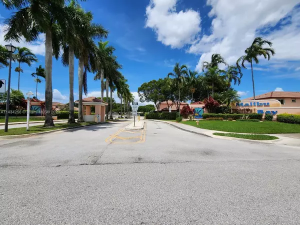 727 NW 208th Dr, Pembroke Pines, FL 33029