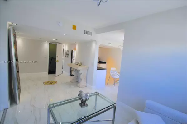 Miami Beach, FL 33139,1390 Ocean Drive #502