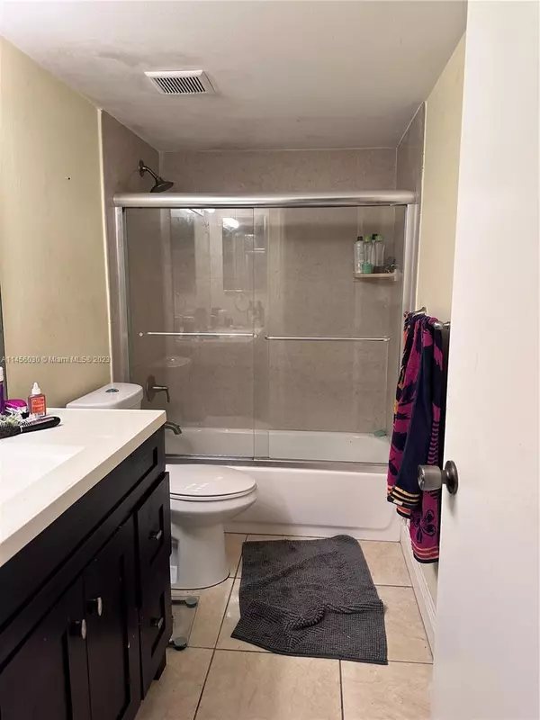 Doral, FL 33166,8005 Lake Dr #312