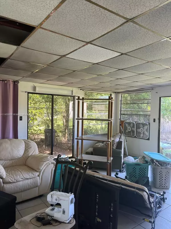 Sanford, FL 32773,102 Pinecrest Dr