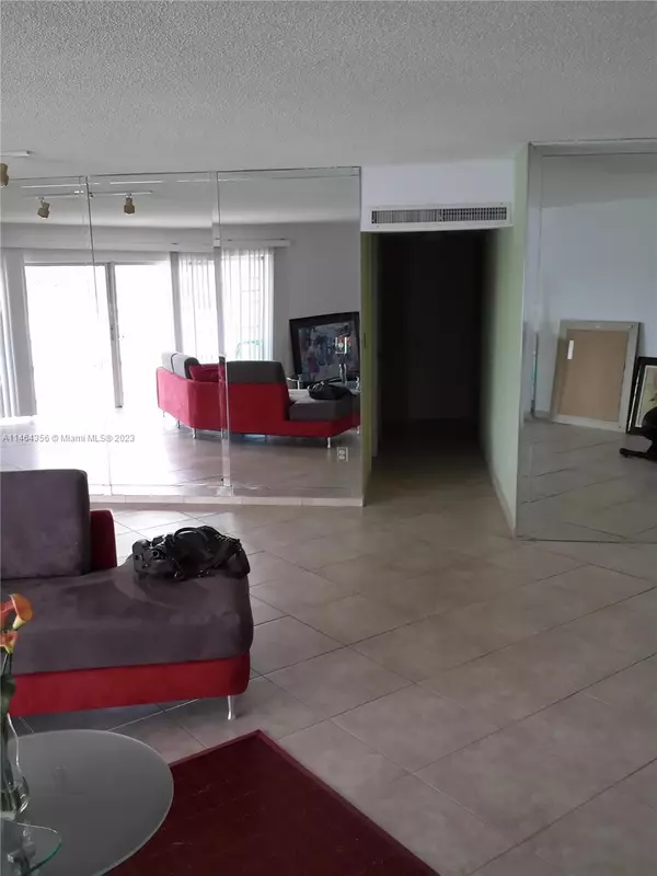 Miami, FL 33179,875 NE 195th St #211