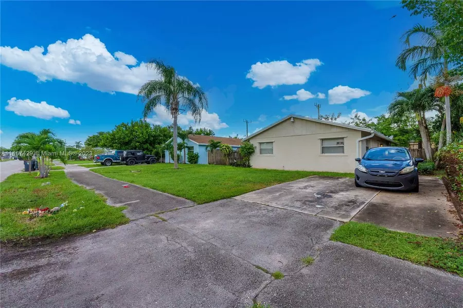 4906 Weymouth St, Lake Worth, FL 33463