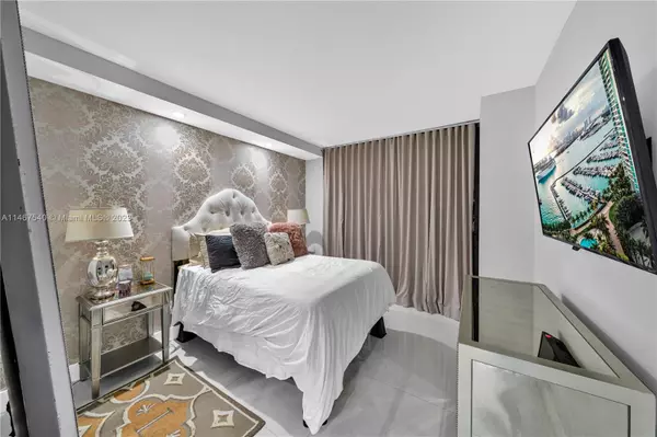 Aventura, FL 33160,2000 Island Blvd #2008