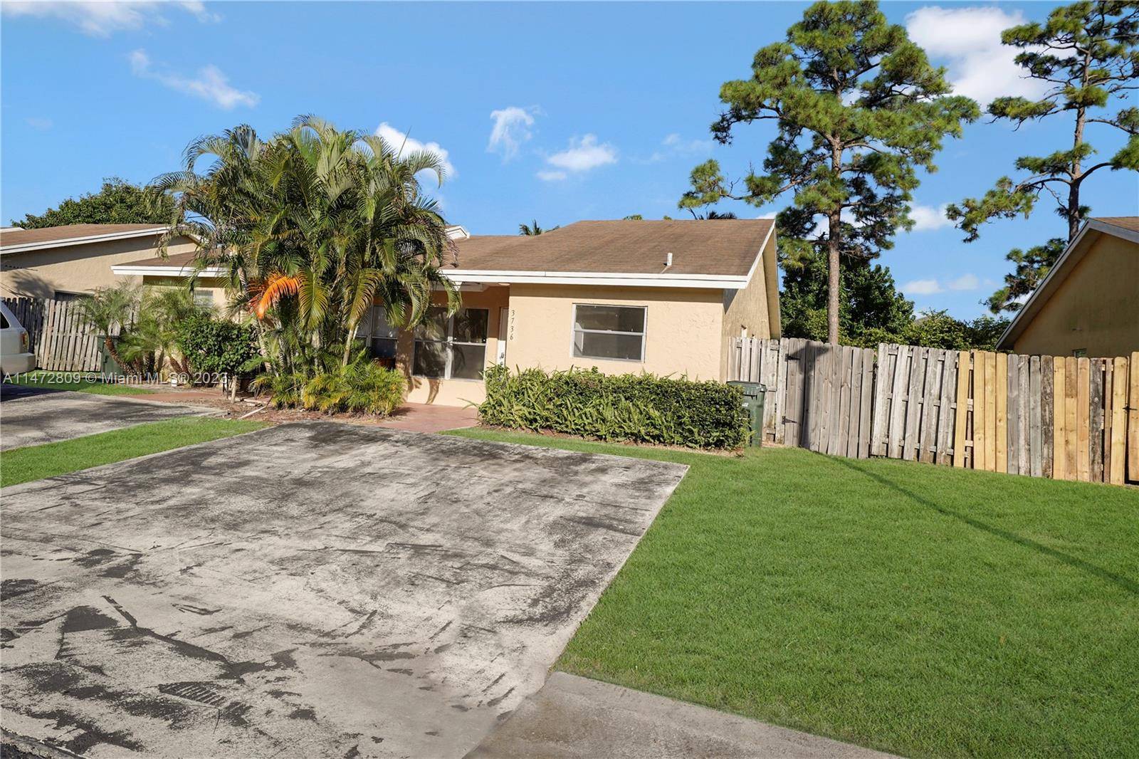 3736 Mil Lake Cir, Green Acres, FL 33463