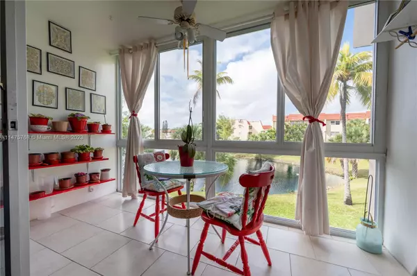 Sunrise, FL 33322,8040 N Sunrise Lakes Dr #208