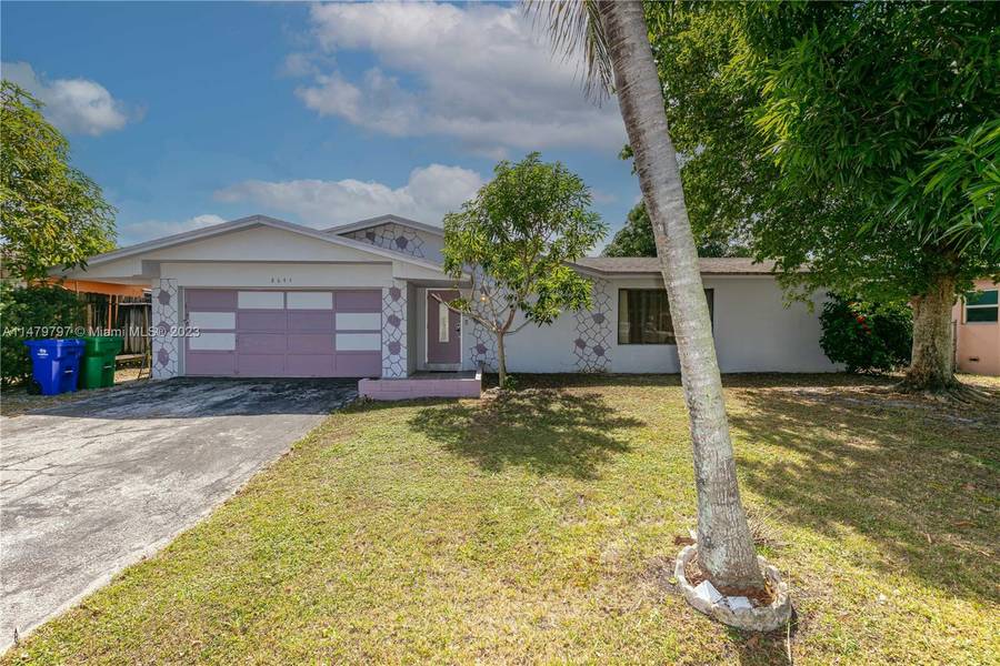 8644 N Lexington Dr, Miramar, FL 33025