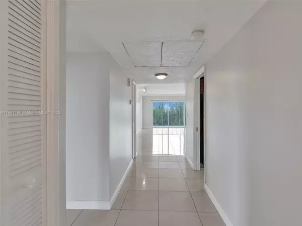 Pompano Beach, FL 33069,3250 N Palm Aire Dr #810