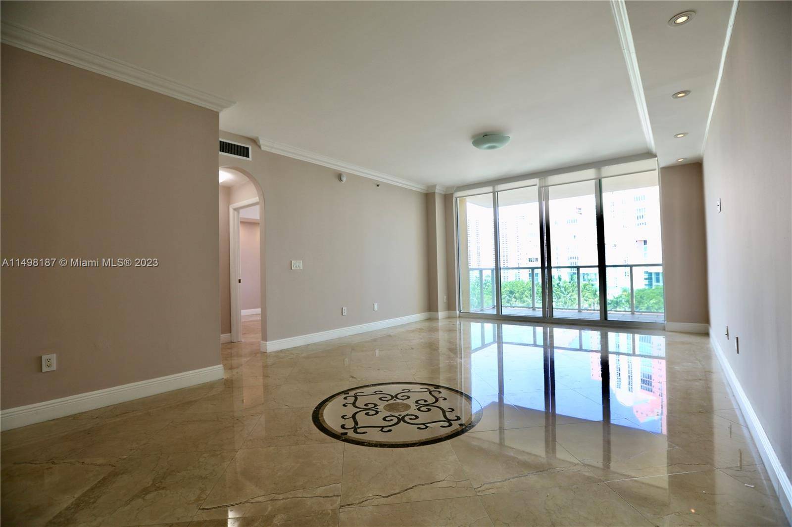 Aventura, FL 33180,3340 NE 190th St #805