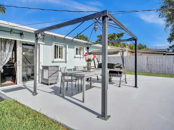 Hallandale Beach, FL 33009,912 NE 6th St