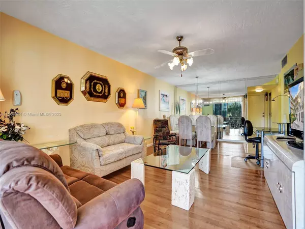 Lauderdale Lakes, FL 33311,2871 Somerset Dr #216
