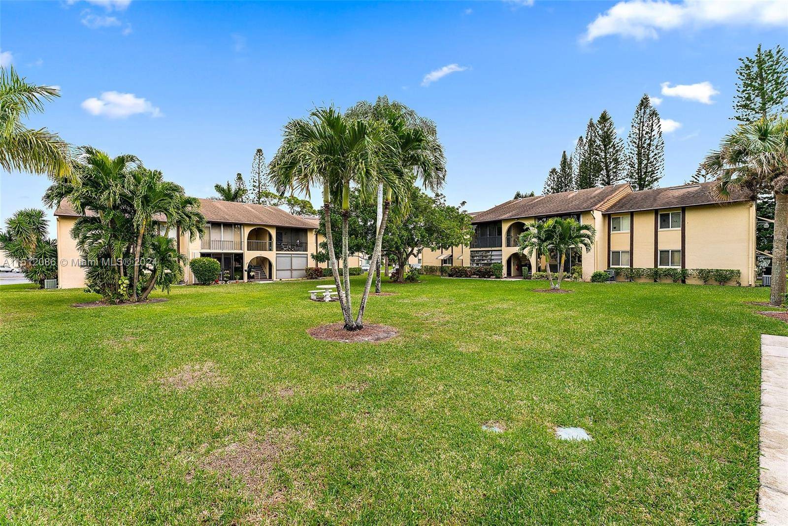 310 Pine Ridge Cir #B-1, Green Acres, FL 33463