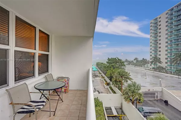 Hollywood, FL 33019,3725 S Ocean Dr #420