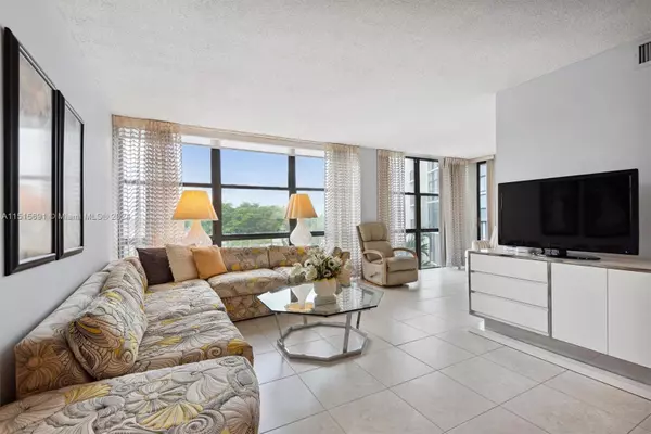 Hallandale Beach, FL 33009,1000 Parkview Dr #423