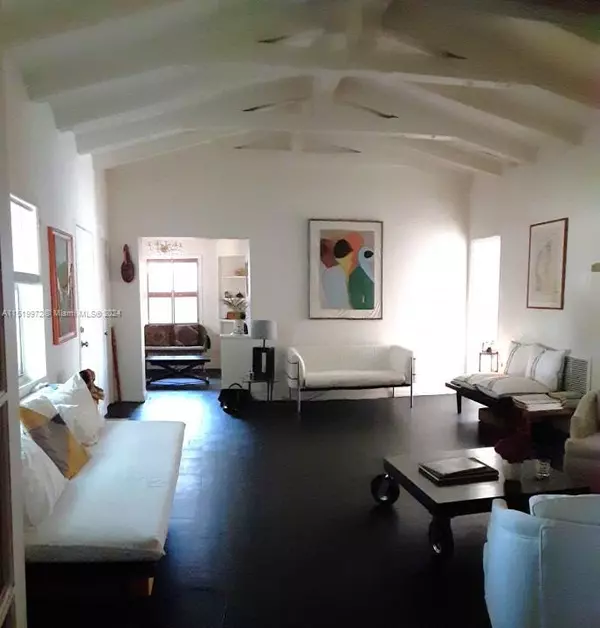 Miami Beach, FL 33140,563 W 49th St