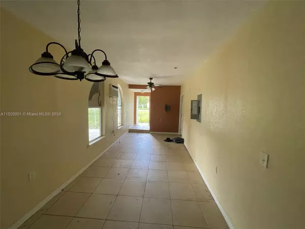Lake Worth, FL 33461,804 Mathis St