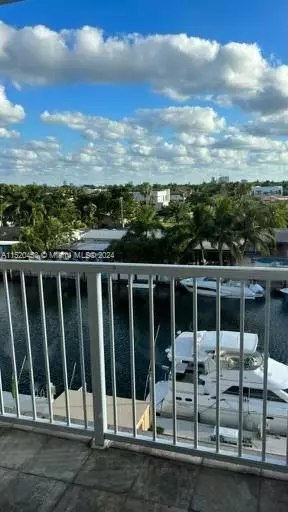 North Miami, FL 33181,2020 NE 135th St #804