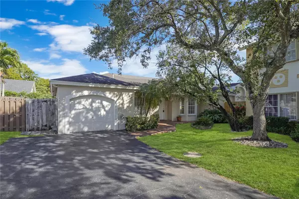 5651 NW 100th Ct, Doral, FL 33178