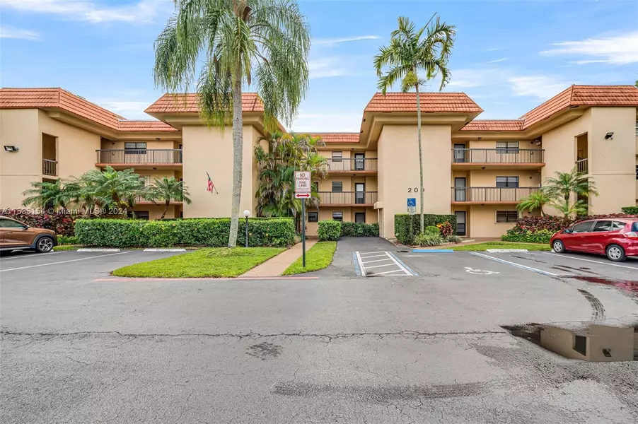 200 Jacaranda Country Club Dr #1B, Plantation, FL 33324