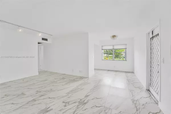 Deerfield Beach, FL 33442,220 Westbury L #220