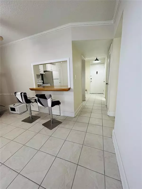 Miami, FL 33179,1700 NE 191st St #511