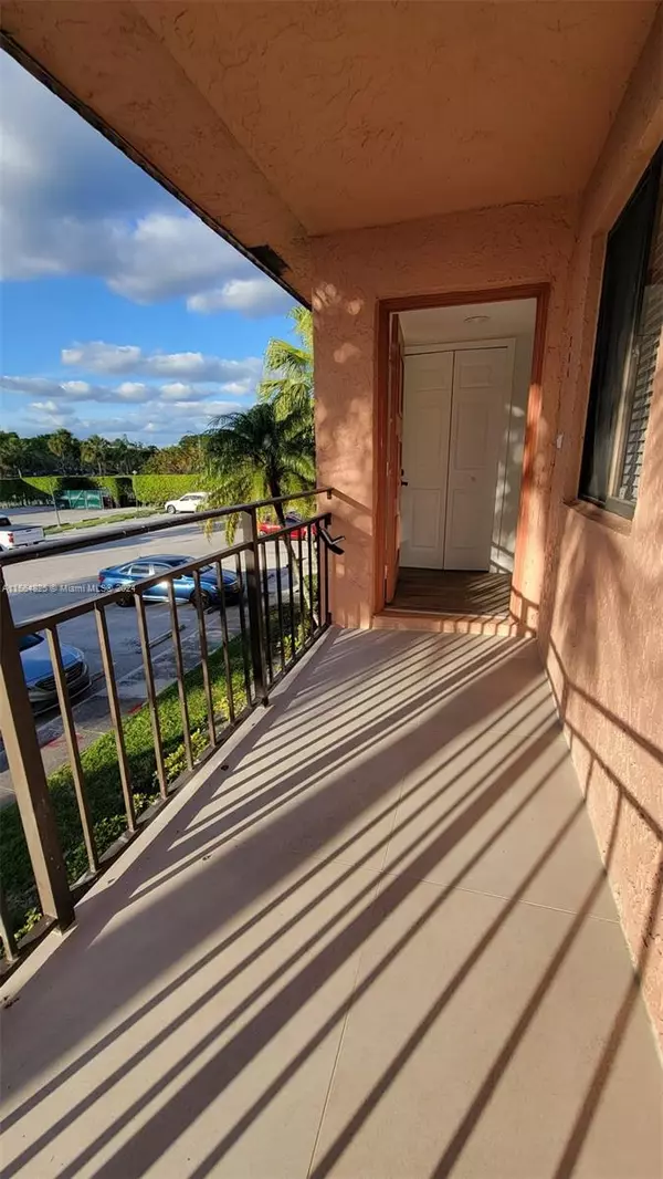 Weston, FL 33326,223 Lakeview Dr #204