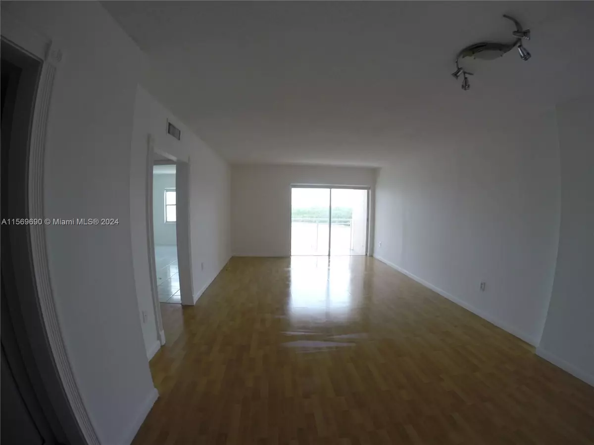 Sunny Isles Beach, FL 33160,400 Kings Point Dr #905
